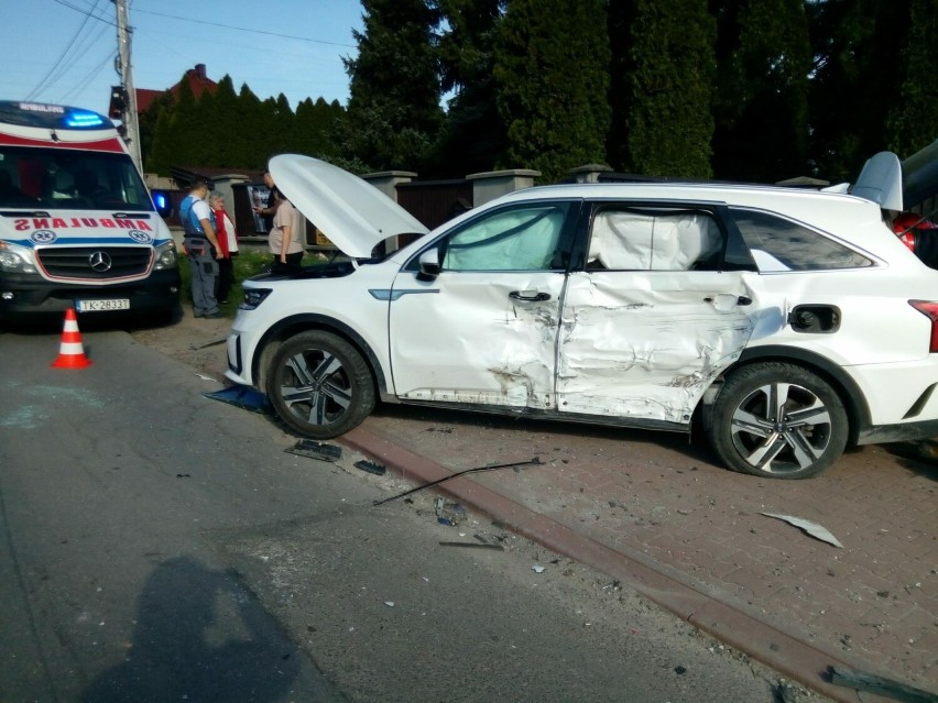 Wypadek na ulicy Prostej w Kielcach. Zderzyły się mercedes i kia. Pięć osób w szpitalu, w tym troje dzieci