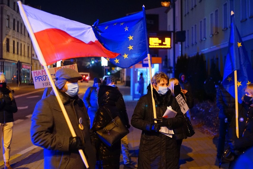 Zatrzymanie na strajku kobiet w Rzeszowie. Policjanci przenieśli jednego z mężczyzn do radiowozu