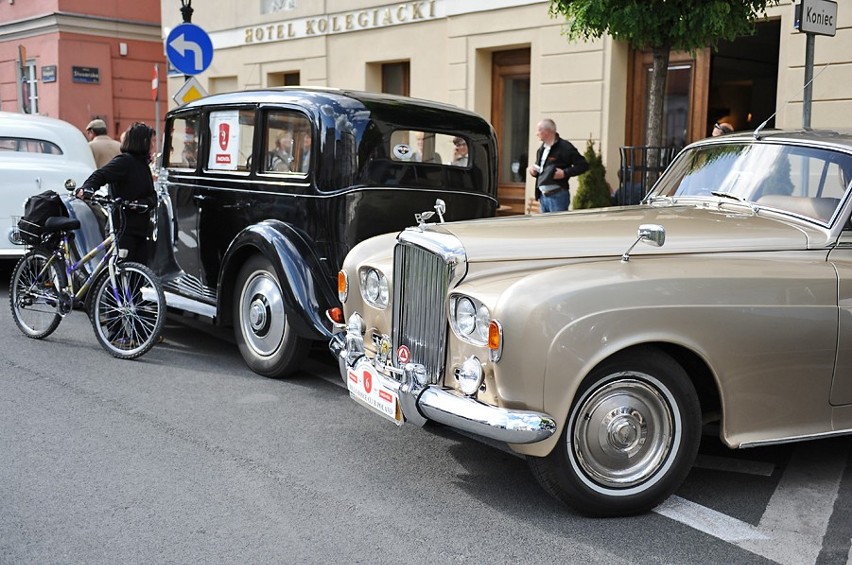 Zabytkowe Rolls-Royce i Bentley'e na placu Kolegiackim w Poznaniu [ZDJĘCIA, WIDEO]
