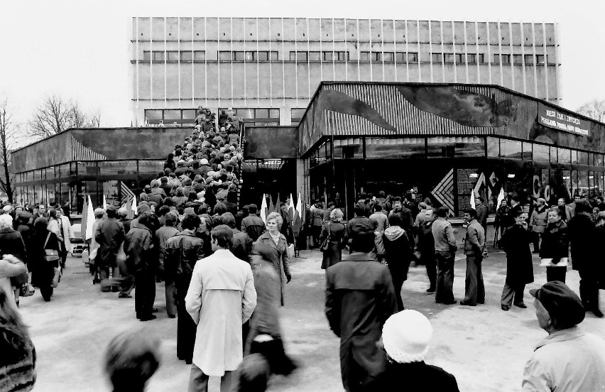 29 kwietnia 1977 r., tłum prze do nowo otwieranego...