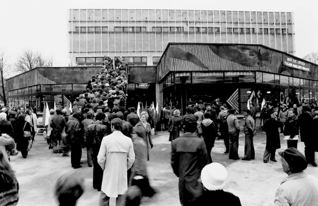 29 kwietnia 1977 r., tłum prze do nowo otwieranego Rolniczego Domu Towarowego w Słupsku, zwanego do dziś „erdetem”