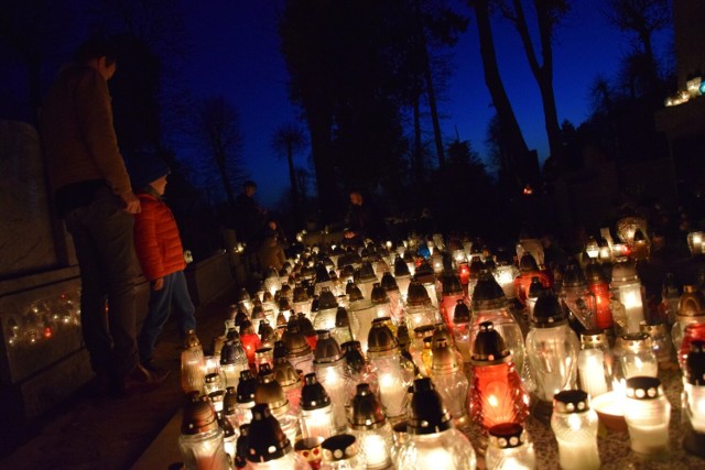 Wieczór Wszystkich Świętych 2021 na starym cmentarzu w Zduńskiej Woli