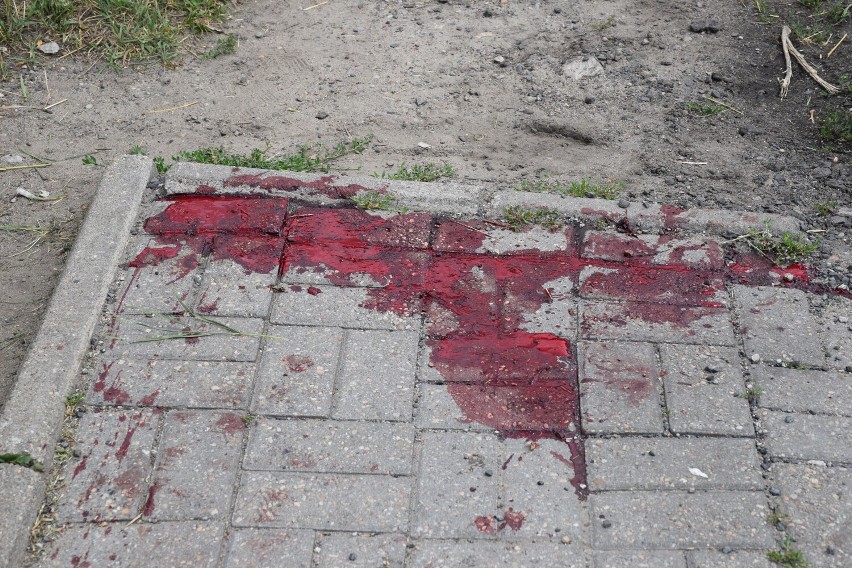 Kałuża krwi na chodniku w Koninie. Pijany rowerzysta wykrwawiał się niedaleko centrum miasta
