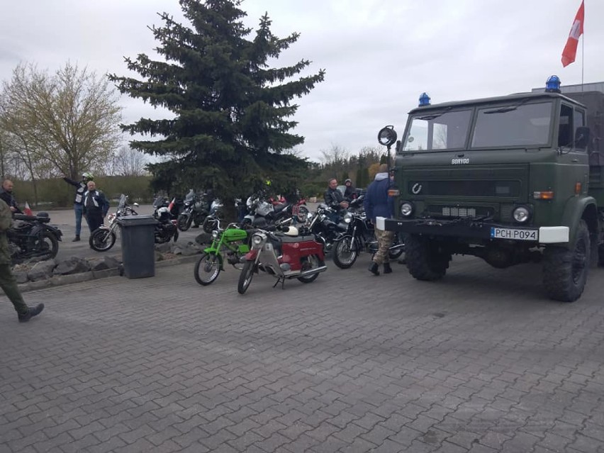 Miłośnicy motoryzacji na rozpoczęciu sezonu