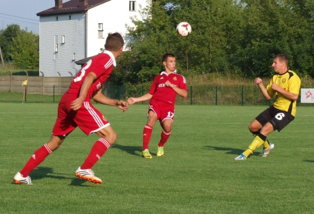 Młodzi piłkarze rezerw krakowskiej Wisły (czerwone stroje) udzielili lekcji futbolu MKS Trzebini-Siersza.