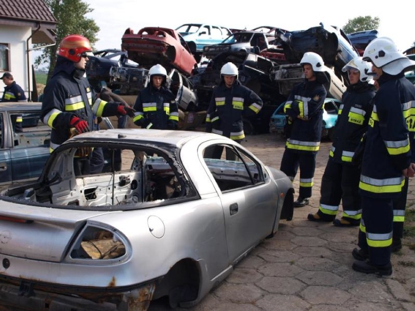 Strażacy z OSP przy wypadku drogowym [ZDJĘCIA]. Szkolenie teoretyczne i praktyczne