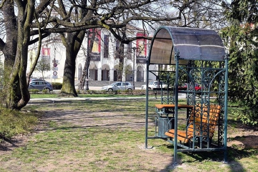 Ławeczka w parku Kochanowskiego.

Z pomysłem, by w...