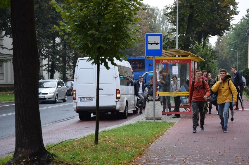 Przepełnione autobusy i busy uczniami oświęcimskich szkół