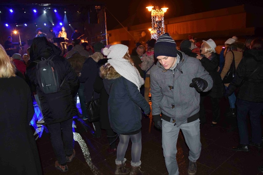 Malborczycy witali rok 2017 podczas miejskiego sylwestra [ZDJĘCIA, WIDEO]. Zobacz pokaz fajerwerków