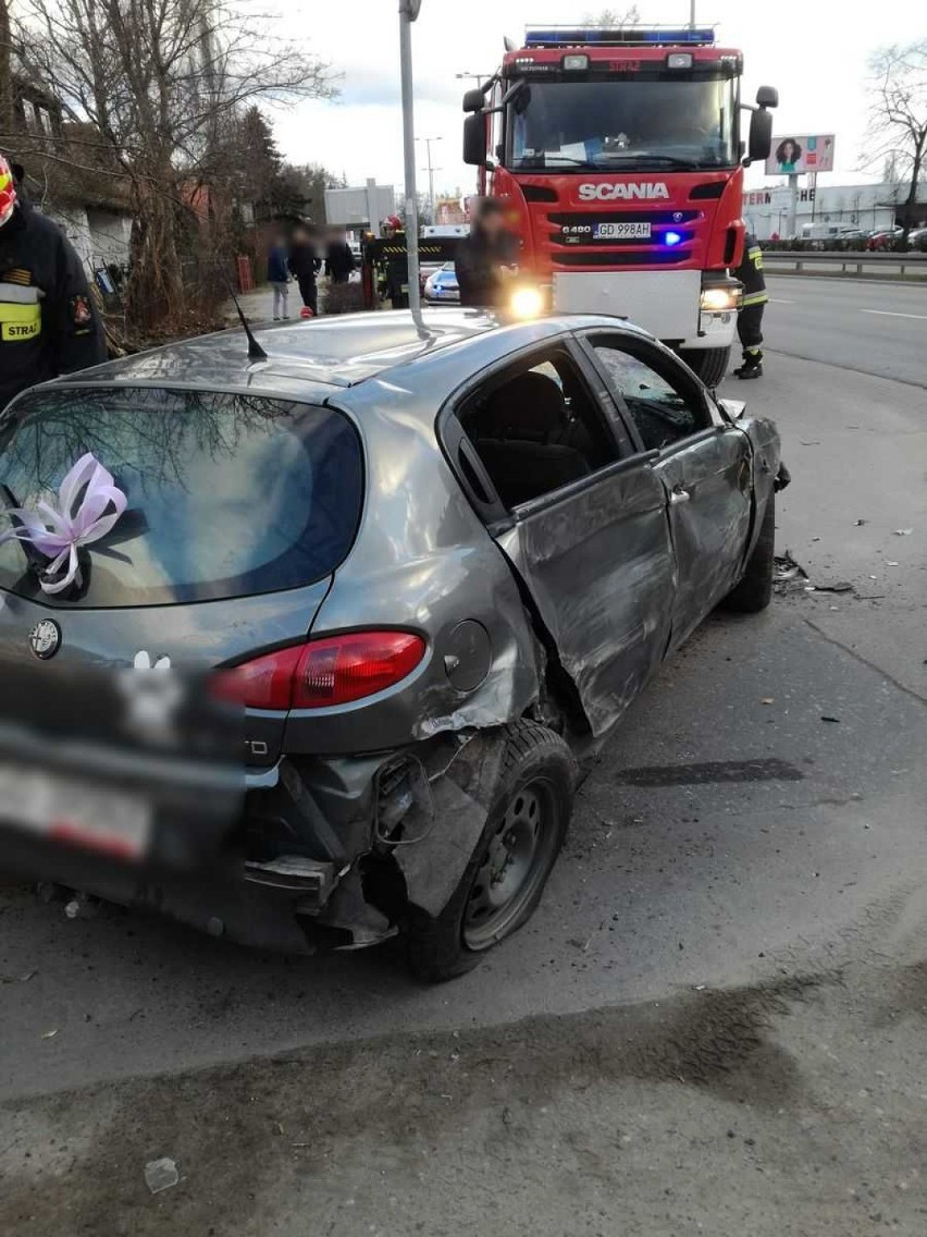 Wypadek na Grunwaldzkiej w Gdańsku. Pijany kierowca stracił panowanie nad samochodem [zdjęcia]