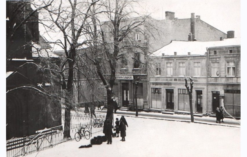 I połowa lat 20. XX wieku. Stary Rynek zimową porą. Z lewej...