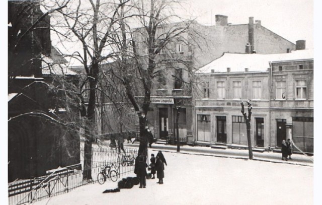 I połowa lat 20. XX wieku. Stary Rynek zimową porą. Z lewej fragment kościoła ewangelickiego. Na jednym z budynków szyld: Johann Lewicki