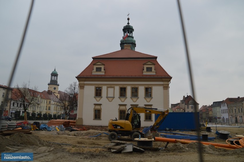 Rawicz. Trwa rewitalizacja centrum Rawicza. Na rynku rozpoczęto układanie nowej kostki [ZDJĘCIA]