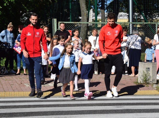 Śląska drogówka zainaugurowała rok szkolny w Częstochowie. Wspomagali ją piłkarze Rakowa