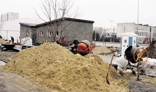 Budowa orlika przy XXXIII LO na Retkini. W tym roku licealiści chyba sobie tu nie pograją