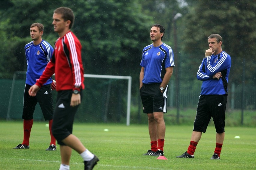 24.08.2010, Kraków: na treningu Wisły z trenerem Robertem...