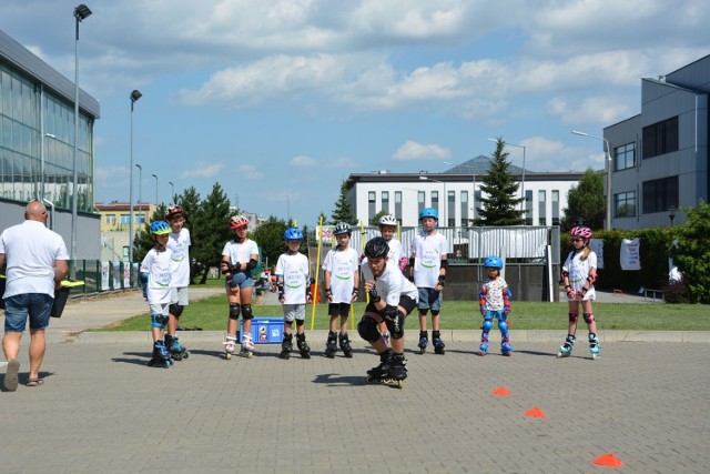 W grójeckim skate parku Grzegorz Krajewski uczył dzieci jazdy na rolkach, deskorolce i hulajnodze.