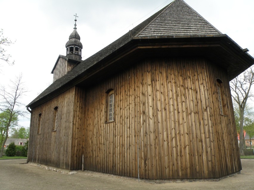 Kościółek z zewnątrz wygląda zwyczajnie, ot stara drewniana budowla.