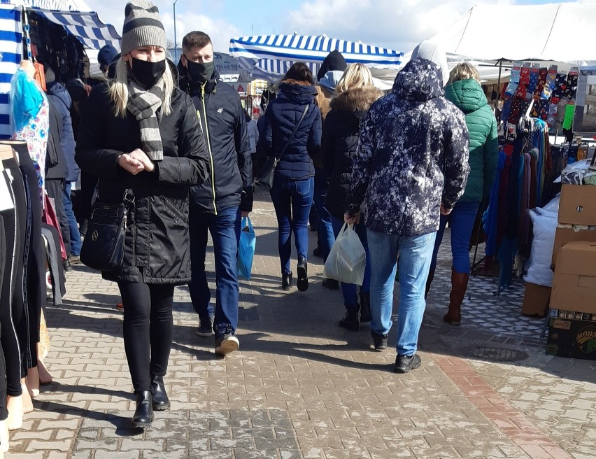 Targowisko w Będzinie w pierwszy dzień kolejnego lockdownu,...