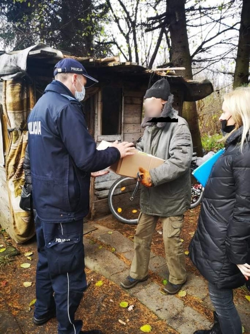 Dzielnicowi z II koszalińskiego komisariatu wspólnie z...