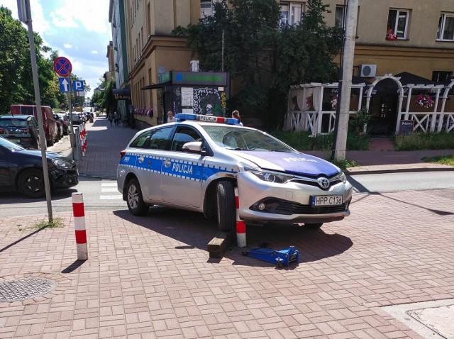 Radiowóz policji w drodze na interwencję, na wysokości przejścia dla pieszych wjechał na chodnik i utknął na słupku