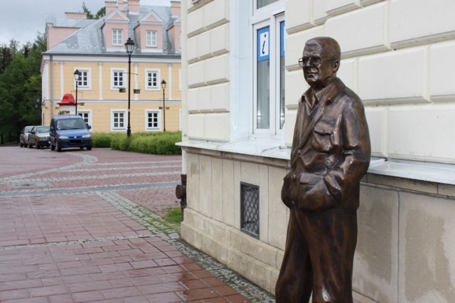 Odsłonięcie rzeźby przedstawiającej postać Zdzisława Beksińskiego