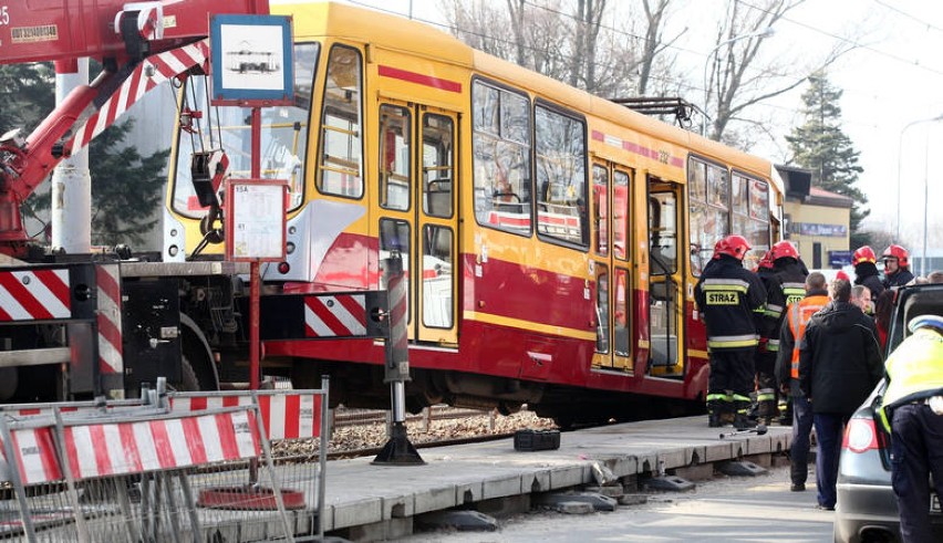 Wypadek na ul. Pabianickiej w Łodzi. Mężczyzna zginął pod kołami tramwaju [ZDJĘCIA]