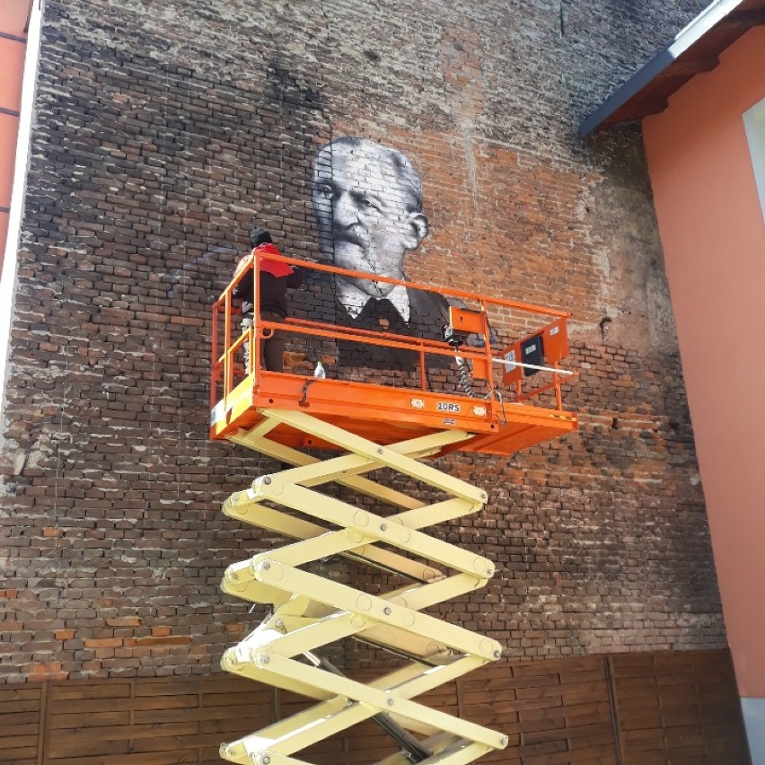 Mural Aleksandra Dworskiego powstaje na murze kamienicy przy...