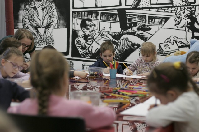 Ferie w Miejskiej Bibliotece Publicznej przy ulicy Grodzkiej w Słupsku. Uczestnikami zajęć były dzieci z Młodzieżowego Domu Kultury w Słupsku. Zapraszamy do galerii zdjęć.