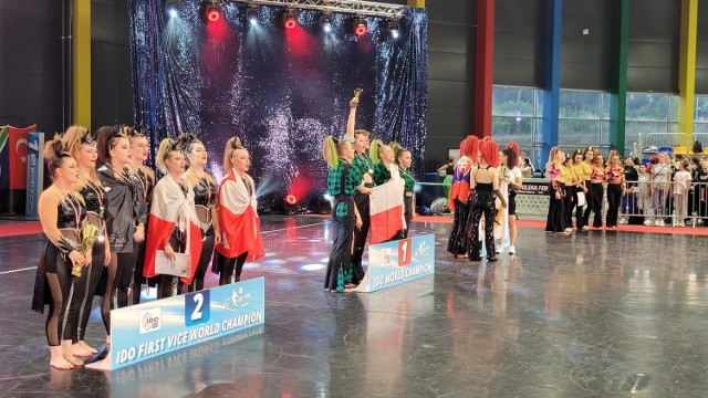 Formacje z Zespołu Tanecznego New Dance Family z wieloma nagrodami