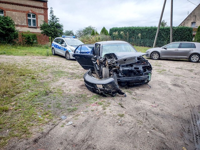 Wypadek na śliskiej drodze  w Pawłowicach Samochód wypadł z drogi i uderzył w drzewo