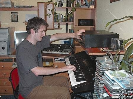 W pracy Dorian korzysta z kilku instrumentów. Sam komponuje, aranżuje, nagrywa i utrwala utwory na płytach.