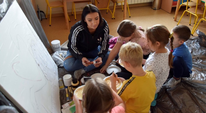 Od pierwszego pociągnięcia pędzlem, do efektu wow! Przedszkolaki z Rawki ukończyły swój złoty obraz