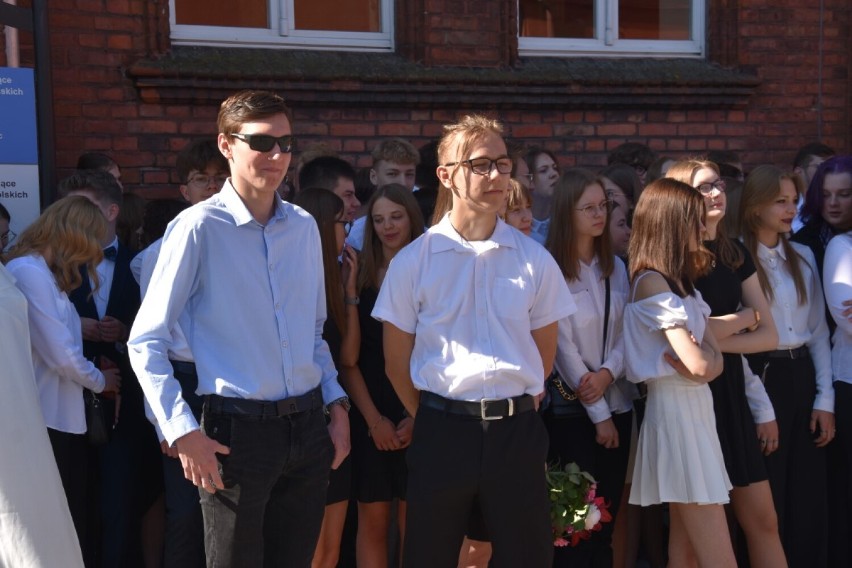 Wągrowiec. Uczniowie I LO w Wągrowcu uroczyście zakończyli rok szkolny i rozpoczęli wakacje 