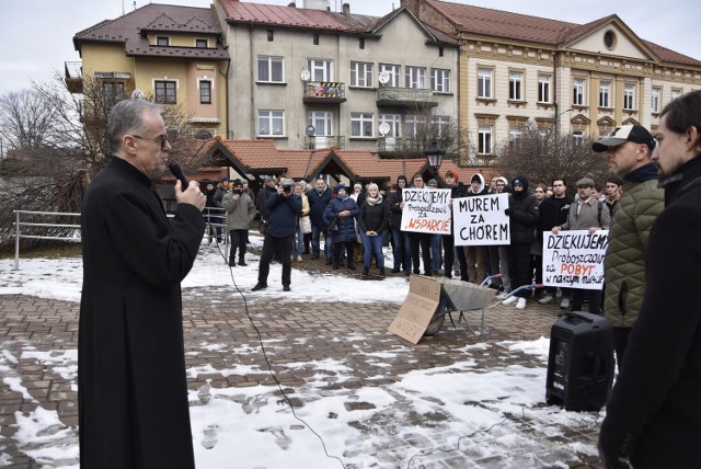 Na pikietę pod plebanią parafii św. Mikołaja w Bochni przyszedł tłum ludzi. Wznosili okrzyki w obronie chóru i ks. Adamczyka. Mieli także transparenty, a nawet taczki.