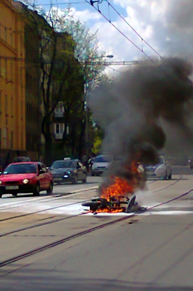 Spalony motocykl przez 15 minut blokował przejazd tramwajów w ...