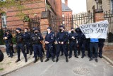 Toruń: Ojciec Tadeusz Rydzyk w sądzie! Pikieta i dużo policji! Proces Watchdog Polska kontra Lux Veritatis. Zobacz zdjęcia!