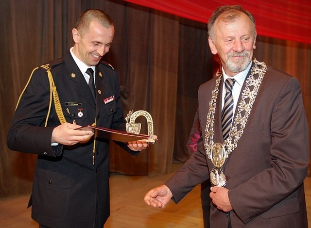 Daniel Dryniak (L) i przewodniczący Rady Miejskiej Jan Bartmiński