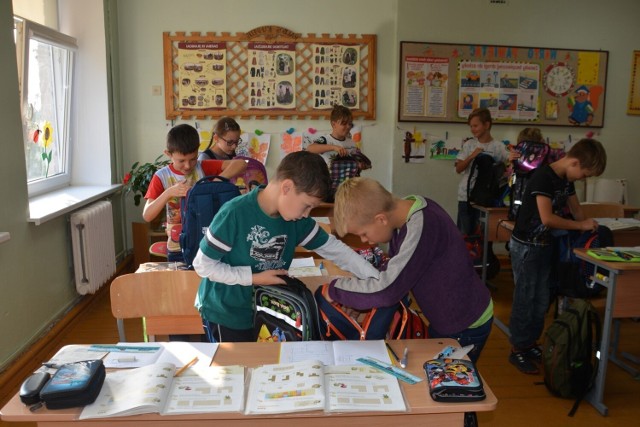 Zbierane są kredki, farbki, temperówki, ołówki, zeszyty i inne przybory przydatne każdego dnia w szkole