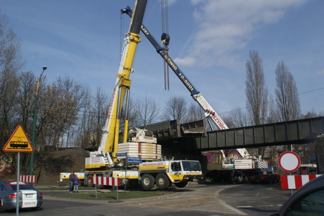 Trwa wyburzanie wiaduktu kolejowego nad ul. Andersa w Sosnowcu