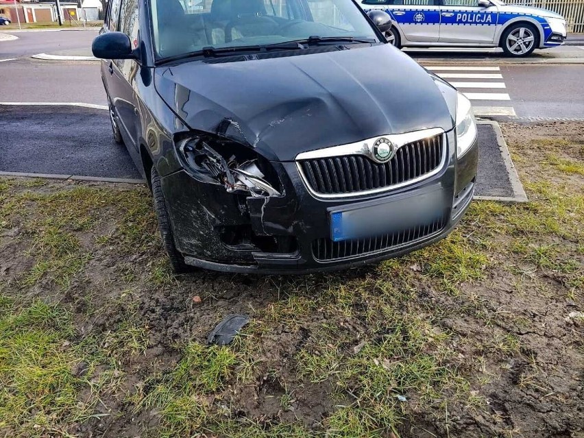 Gmina Narew. Kierowca skody uszkodził znak drogowy i "przeleciał" autem przez rondo. "Był wieczór i mgła" - tłumaczył (zdjęcia)