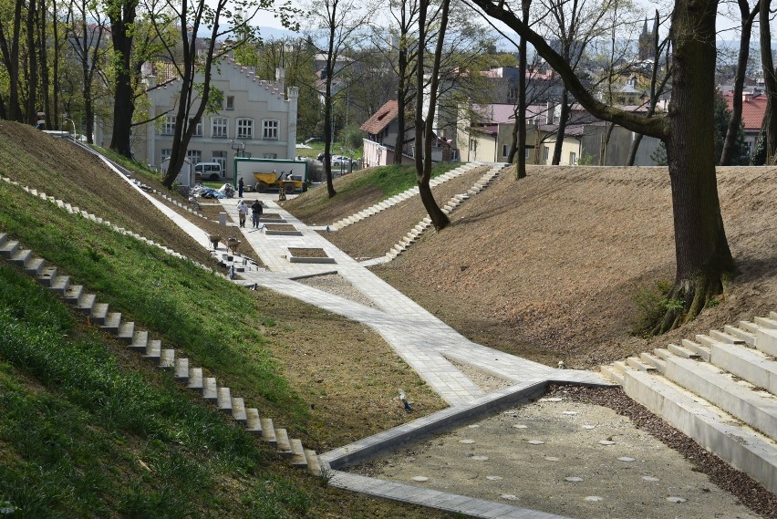 Prace budowlane w ogrodzie sensorycznym są na ukończeniu. Na...