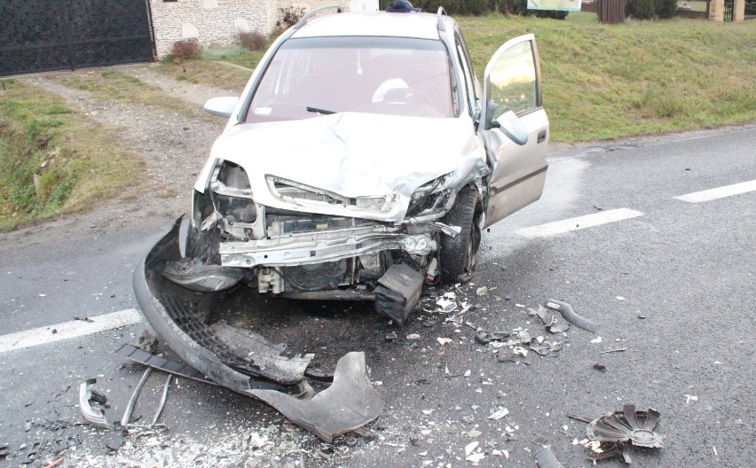 Kogutek. Wypadek z udziałem trzech samochodów na drodze krajowej 94. Trzy osoby zostały  ranne w czołowym zderzeniu
