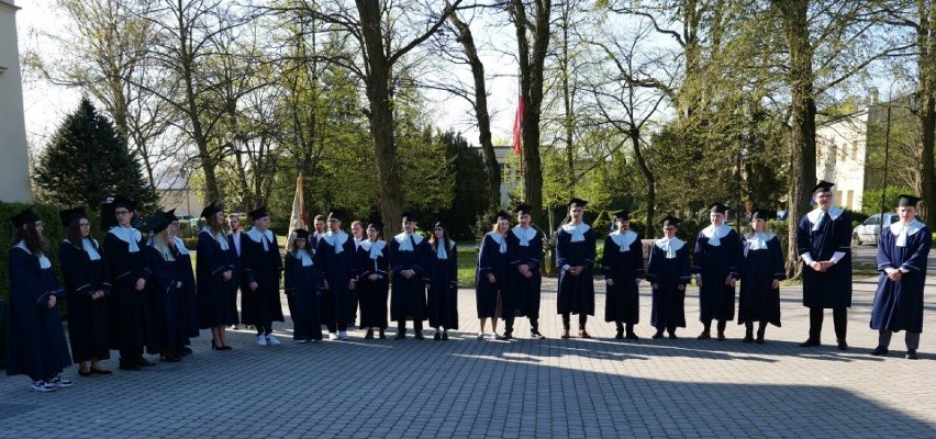 Maturzyści z Zespołu Szkół Rolniczych w Grzybnie zakończyli rok szkolny. Zobacz zdjęcia z uroczystego pożegnania abiturientów