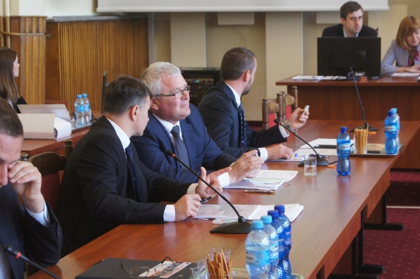 Na sesji rady miasta Radomska o zmianach w budżecie,...
