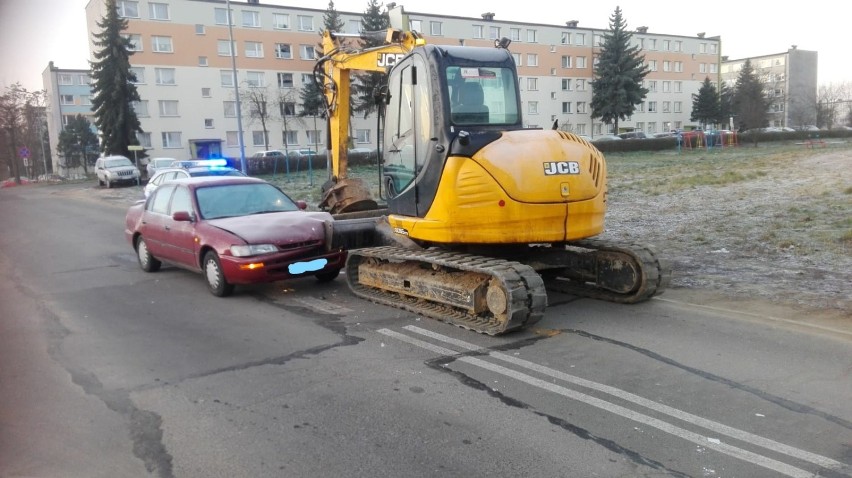 Wypadek na ul. Łokietka w Radomsku. Samochód zderzył się z koparką [ZDJĘCIA]