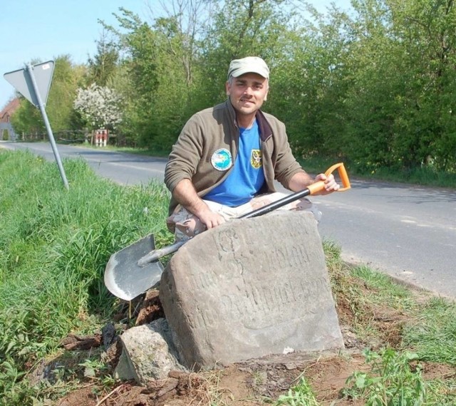 Maciej Boryna ma na koncie wiele odkryć. Na zdjęciu kamienne drogowskazy w rejonie Wiechlic