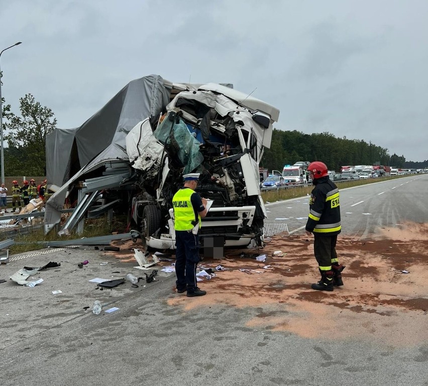 Wypadek na autostradzie A1 między Radomskiem a Kamieńskiem. Zderzyły się 2 ciężarówki. ZDJĘCIA