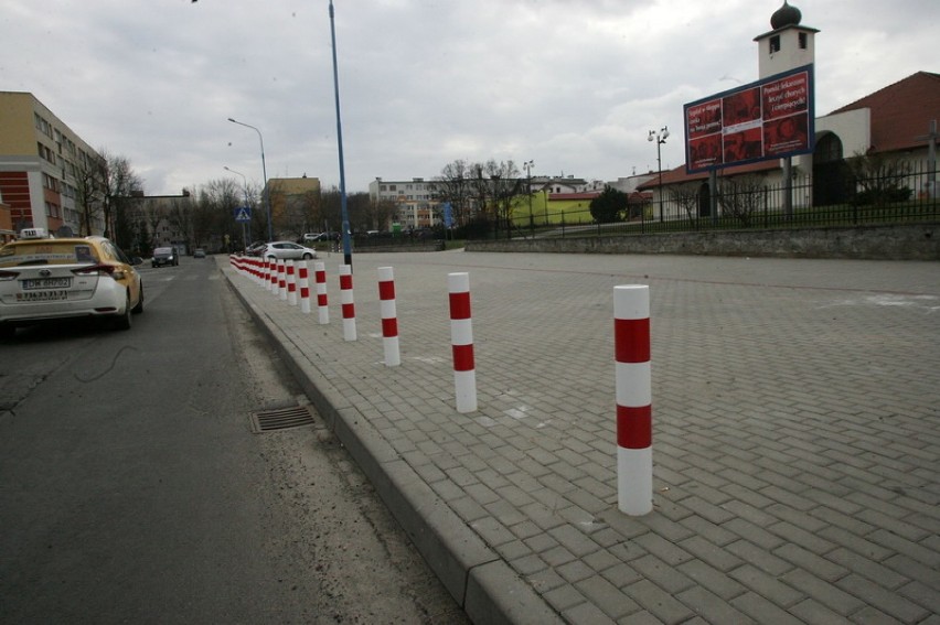 Ogrodzony chodnik w Legnicy. Co sądzicie? [ZDJĘCIA]