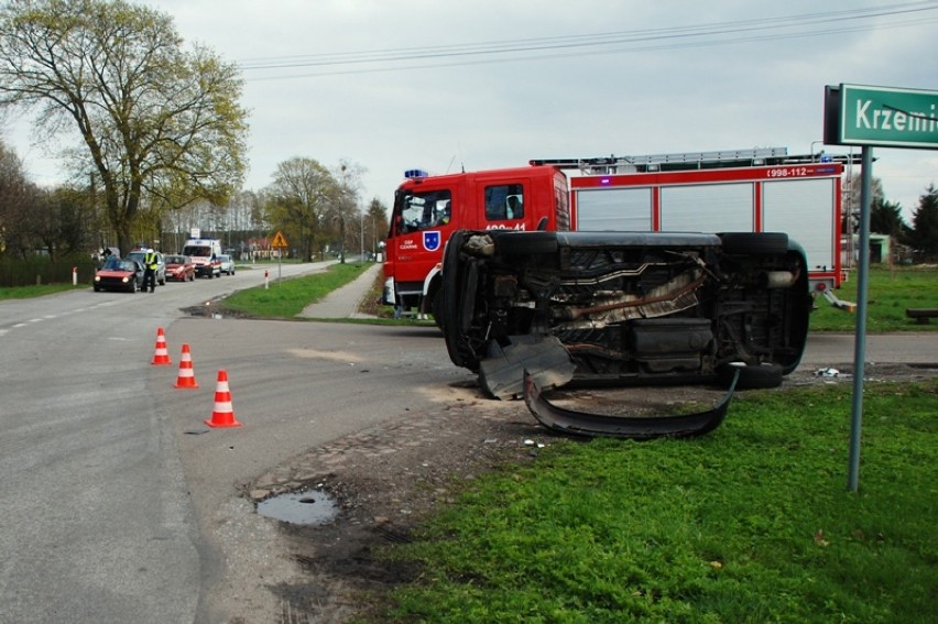 Cztery osoby ranne w wypadku w Wyczechach. Zderzyły się dwie osobówki